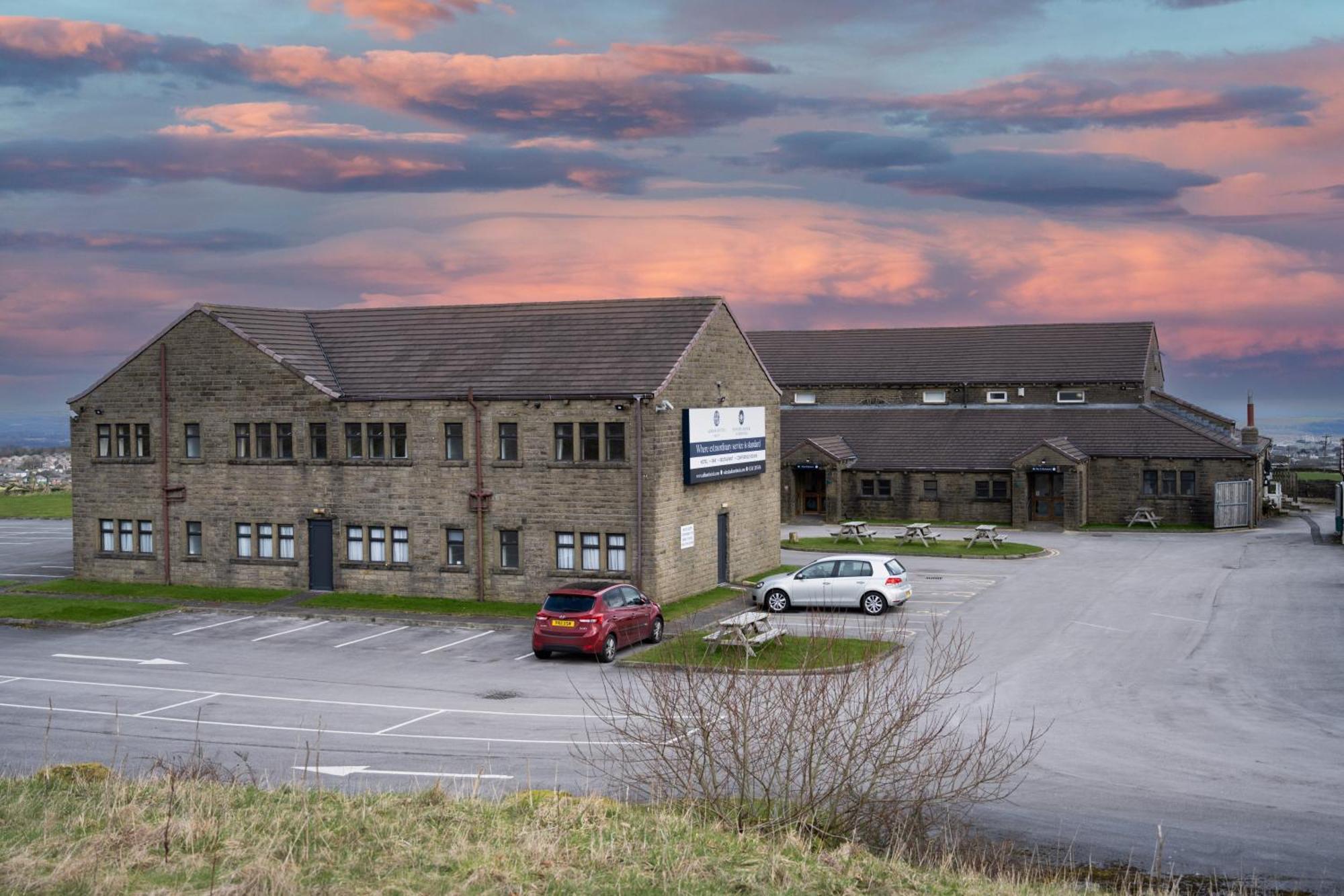 Pennine Manor Hotel Huddersfield Exterior foto